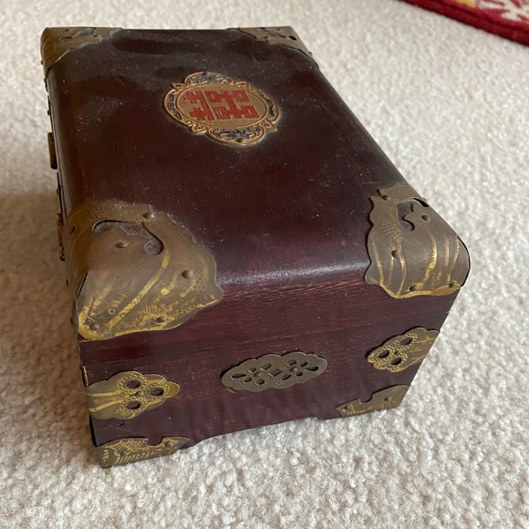 VINTAGE Wooden Chest Jewelry Box Wood and Brass accent with Antique Style Lock - Picture 7 of 11